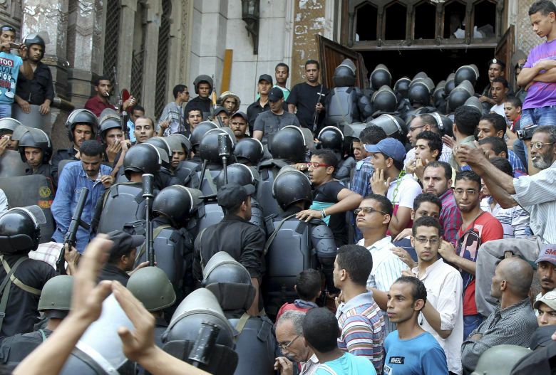 La policía en el momento del asalto a la mezquita (Reuters)