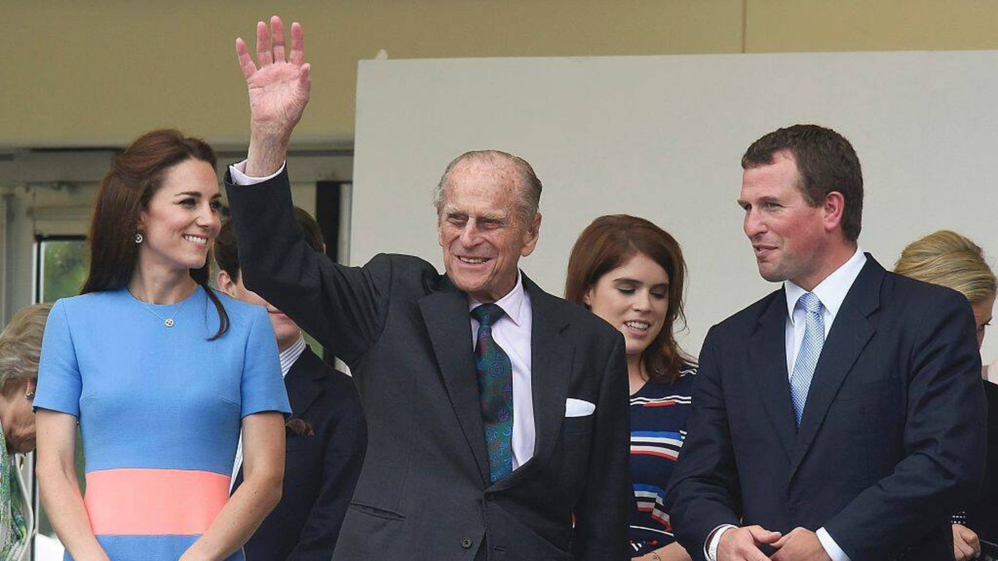 Peter Phillips, junto al fallecido duque de Edimburgo y Kate Middleton, actual princesa de Gales. (Getty Images)