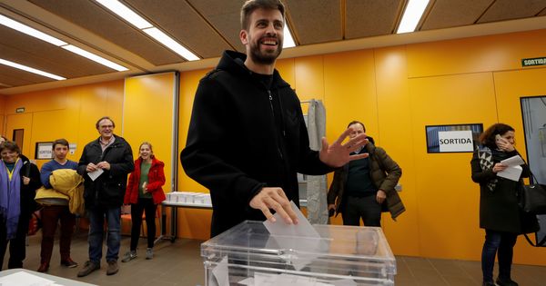Foto: El central del Barcelona Gerard Piqué vota el 21-D. (Reuters)