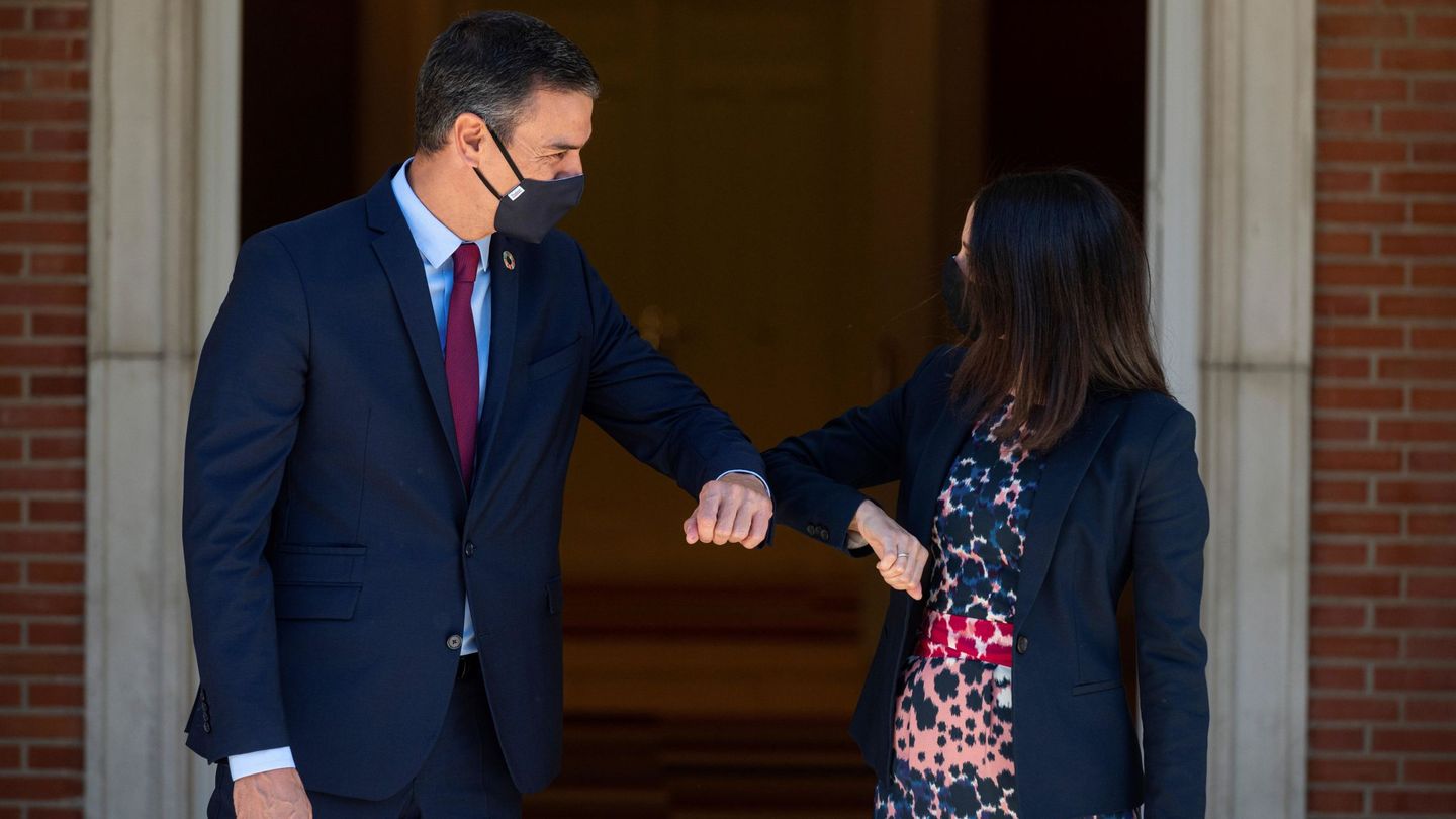 El presidente del Gobierno, Pedro Sánchez, recibe en la Moncloa a la líder de Cs, Inés Arrimadas. (EFE)