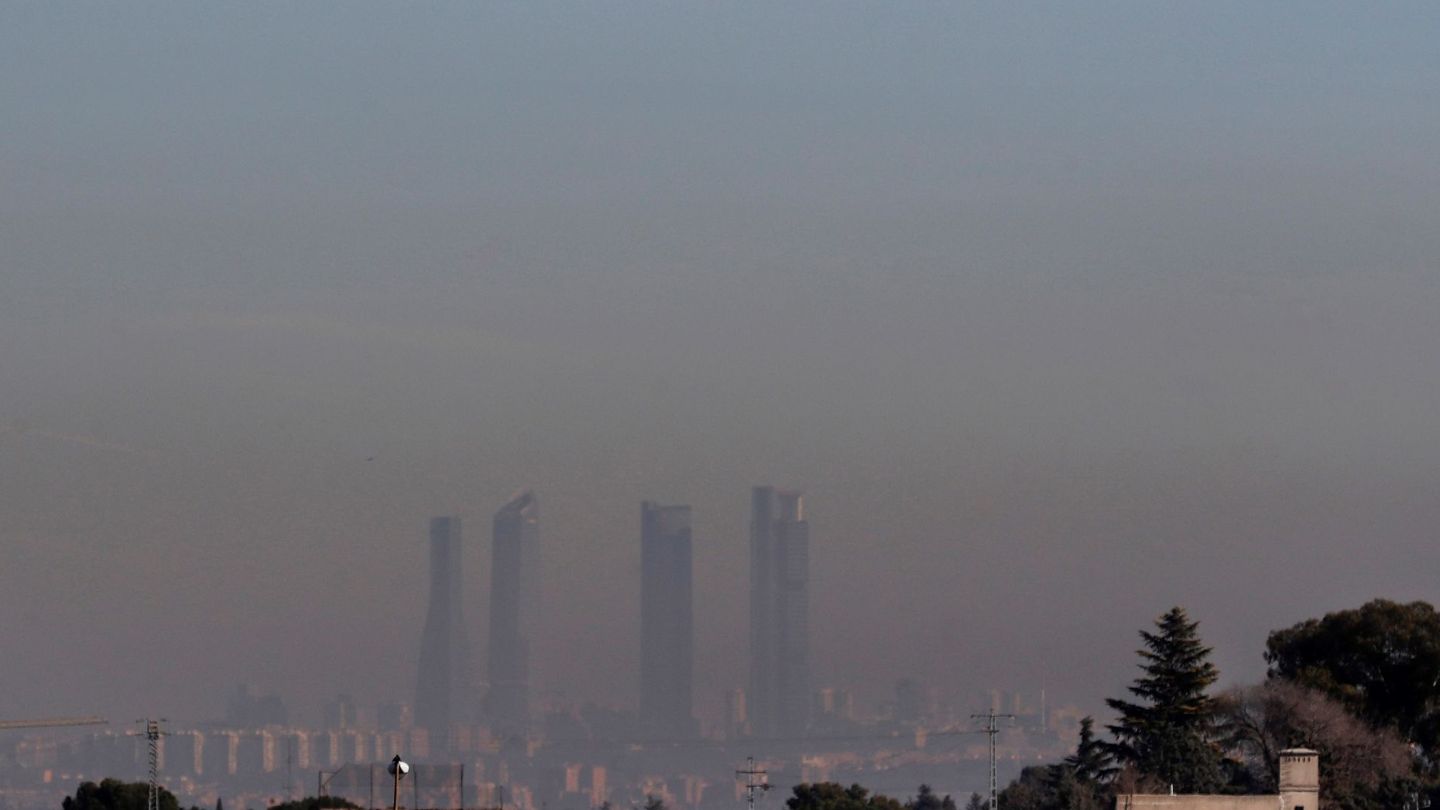 GRAF8575. MADRID, 14 01 2019.- Imagen de las Cuatro Torres de Madrid bajo una intensa nube de contaminación, tomada hoy desde la localidad de Pozuelo de Alarcón. Las ayudas ofrecidas por la Comunidad de Madrid han contribuido, en los últimos tres 