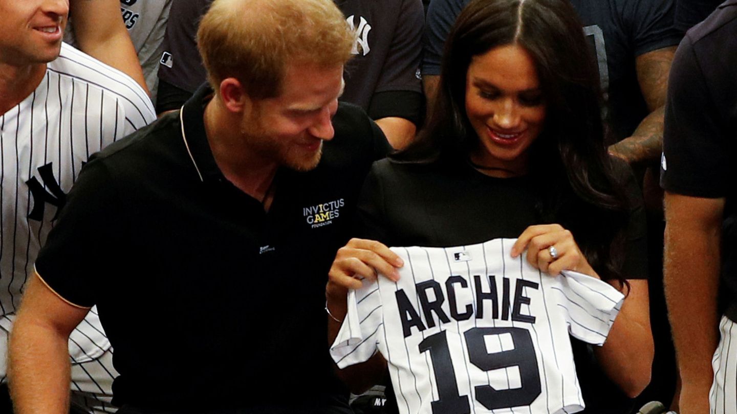 Los duques de Sussex, con una camiseta con el nombre de Archie, que tiene mucho en común con el que han elegido para su fundación. (Reuters)