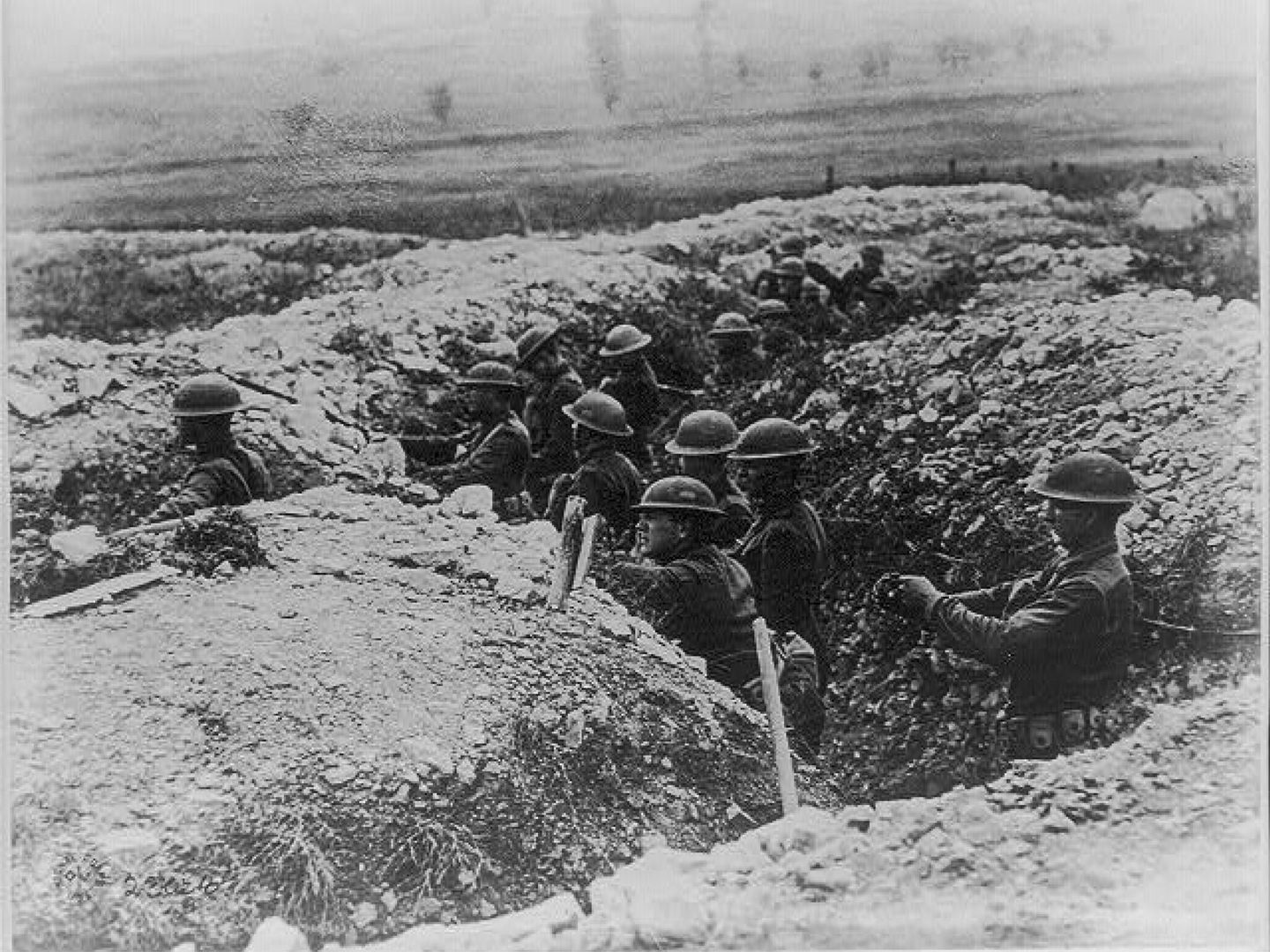 Soldados estadounidenses en una trinchera en Francia en 1918. (EFE/Librería del Congreso de EEUU)