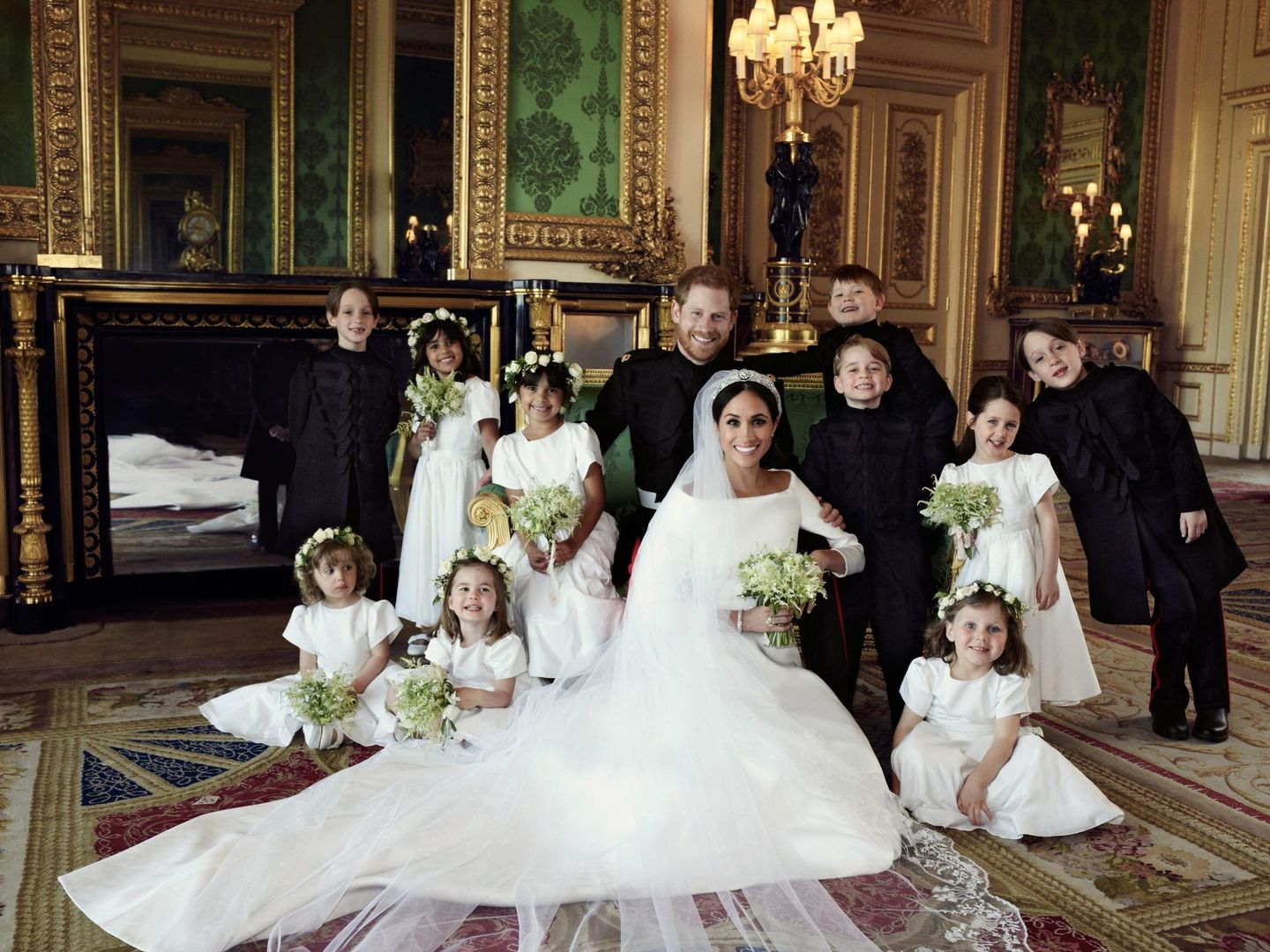 Los duques de Sussex con los pajes de su boda. (EFE)