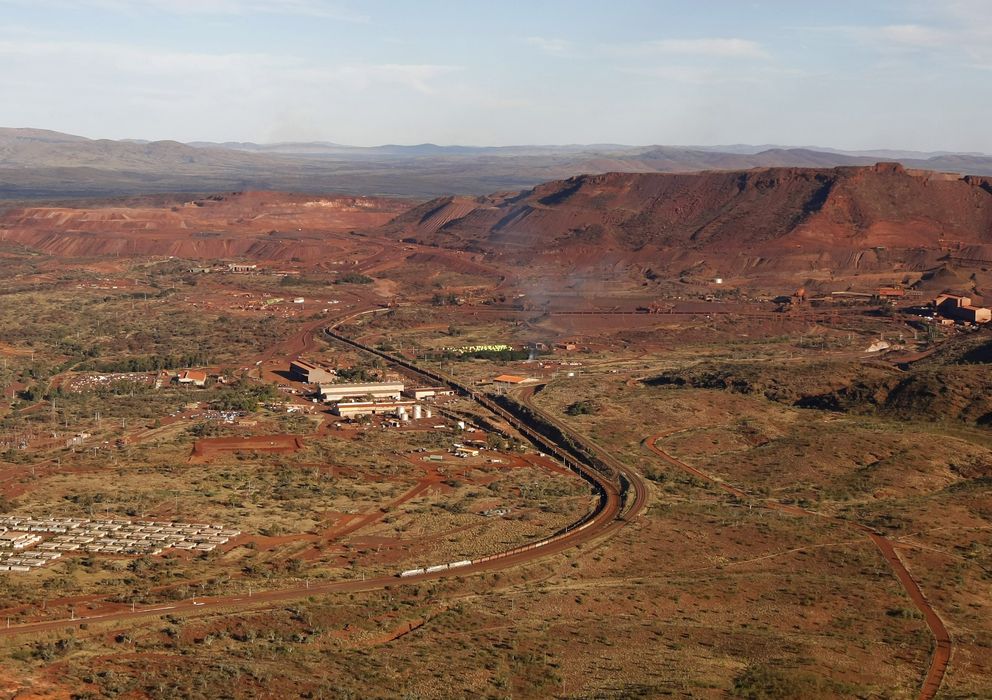 Foto: Un pequeño pueblo (en la esquina inferior izquierda) junto a una mina en Tom Price, en el Outback australiano (Reuters).