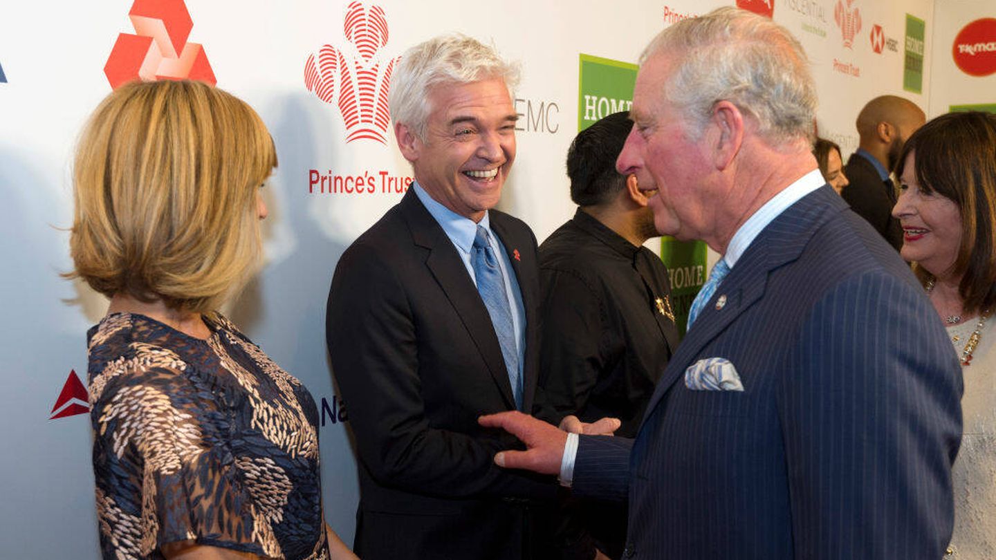 Philip Schofield, junto al monarca en un evento de la Prince's Trust. (Getty)