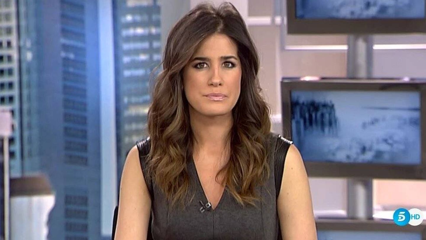 Isabel Jiménez, durante el informativo de Telecinco ya con reflejos y ondas. (Cortesía)