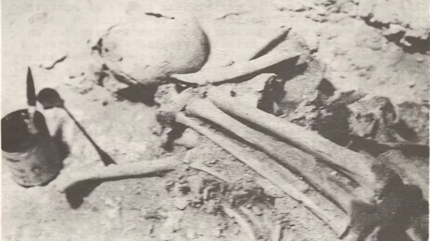 Los restos de uno de los individuos sacrificados del chultún en Chichén Itzá. Excavación original en 1967. (Márquez Morfín, Lourdes)