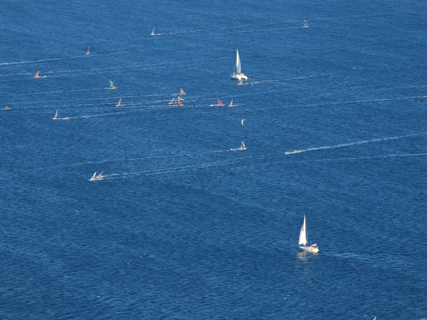 Practicantes de windsurf entre la isla de Korcula y la península de Peljesac.