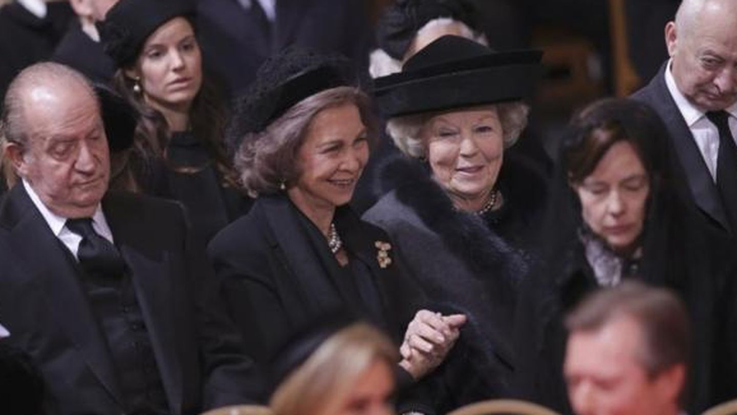 El Rey Juan Carlos, junto a la Reina Sofía y Beatriz de Holanda en el funeral por Fabiola 