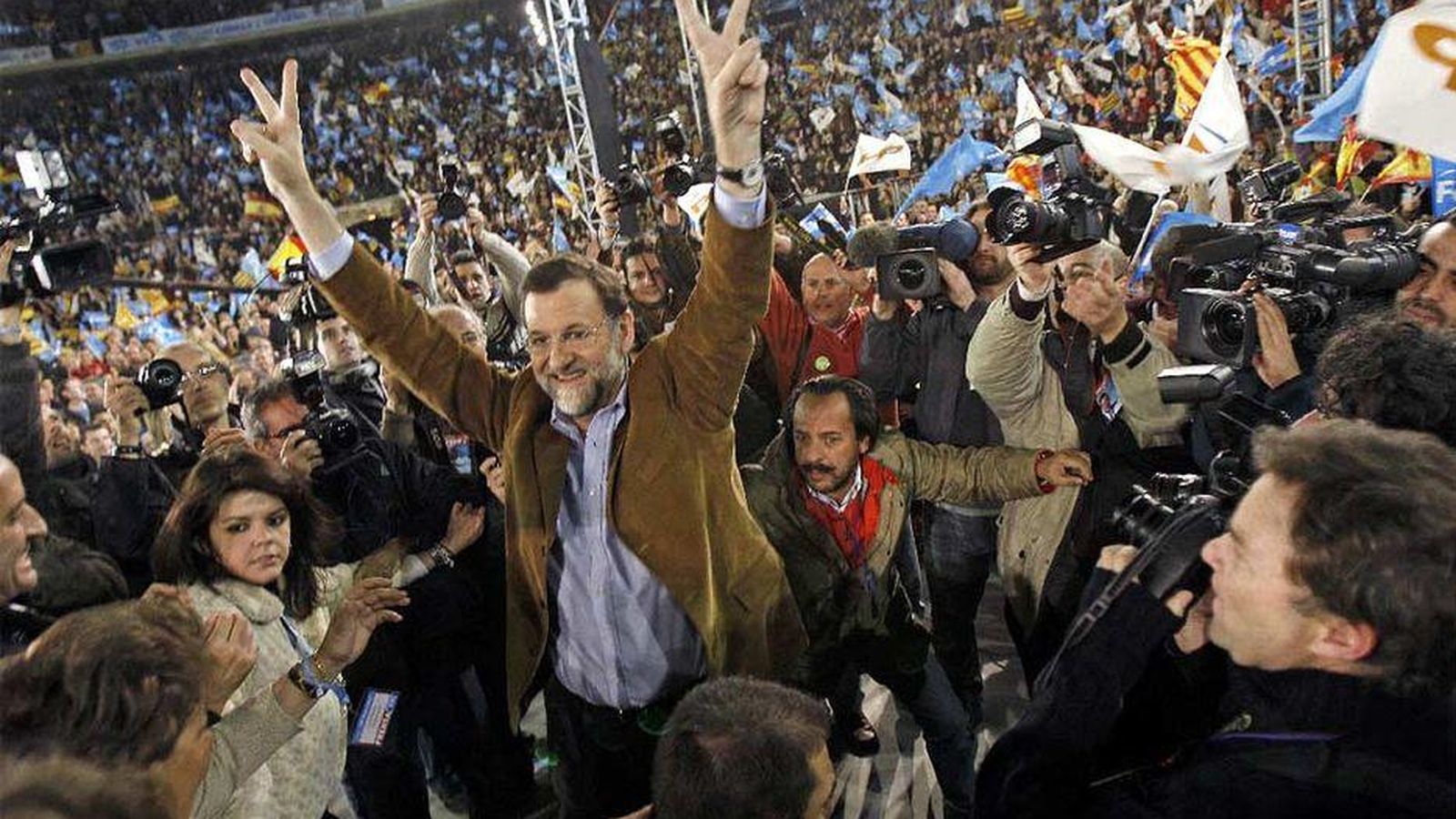 Foto: Mariano Rajoy, con Álvaro Pérez detrás, en el mitin de 2008 en Valencia que la Gürtel pagó en B. (EFE)