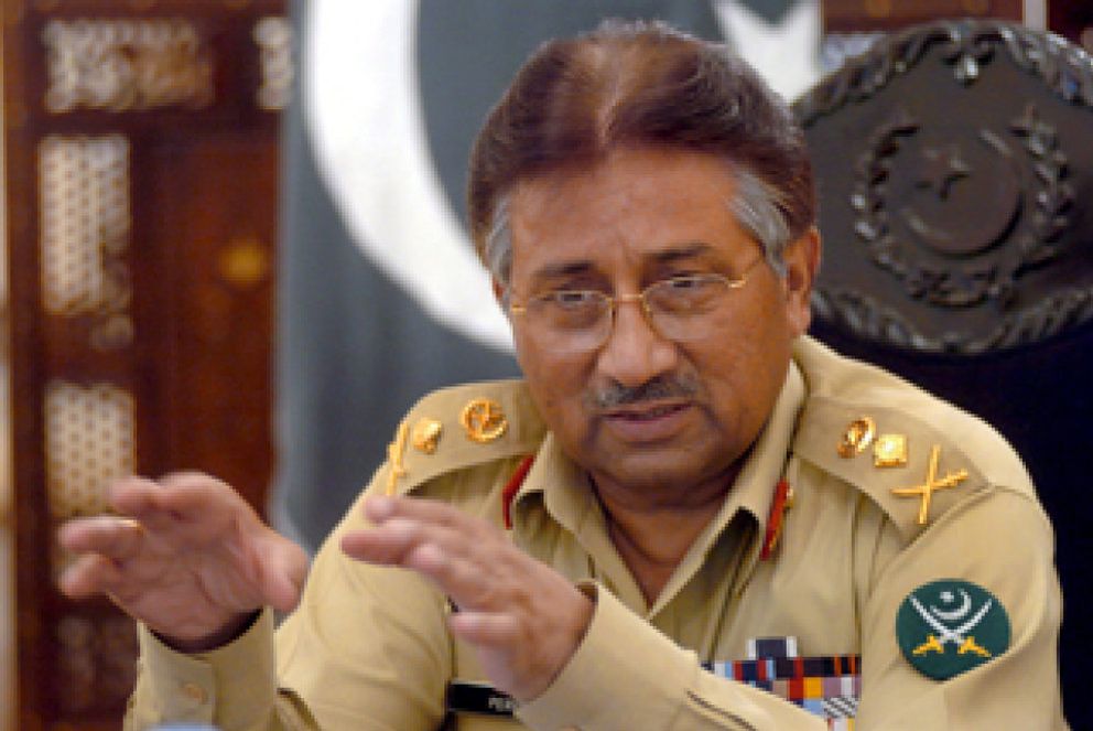 Foto: Musharraf dejará la jefatura del Ejército si es reelegido presidente, según su abogado