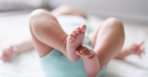 Foto: Los investigadores advierten de mayores riesgos para la madre y el bebé de tener un parto vaginal después de una cesárea (Unsplash)