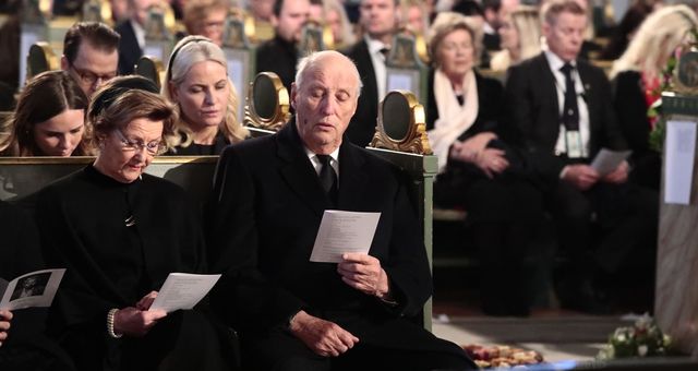 Harald y Sonia, en el funeral de Ari Behn. (EFE)