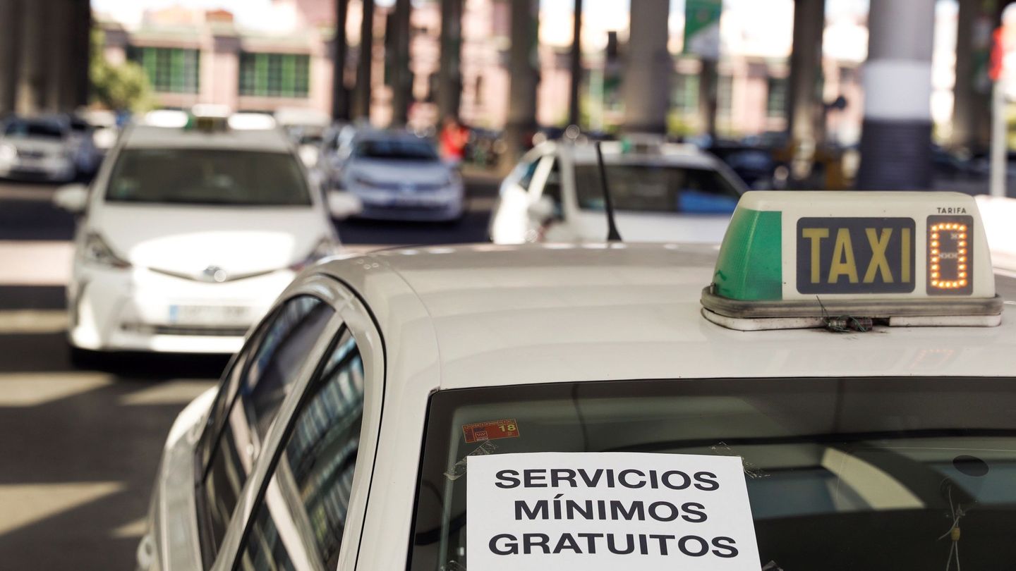 Taxis estacionados en Atocha. (EFE)