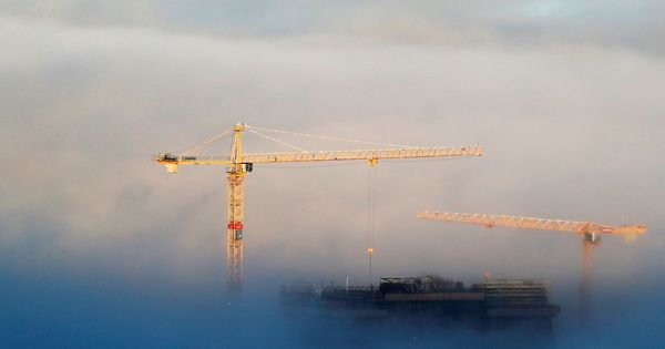 Foto: La niebla cubre un bloque de edificios en construcción. (EFE)