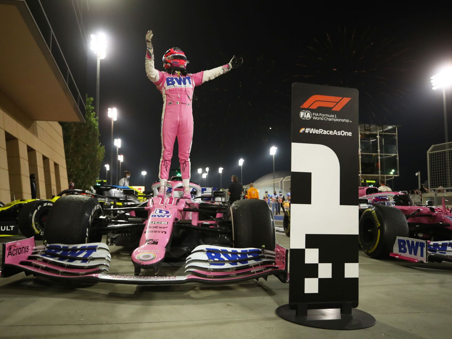 Pérez celebra su victoria, la primera de su carrera, en un Gran Premio. (Reuters)