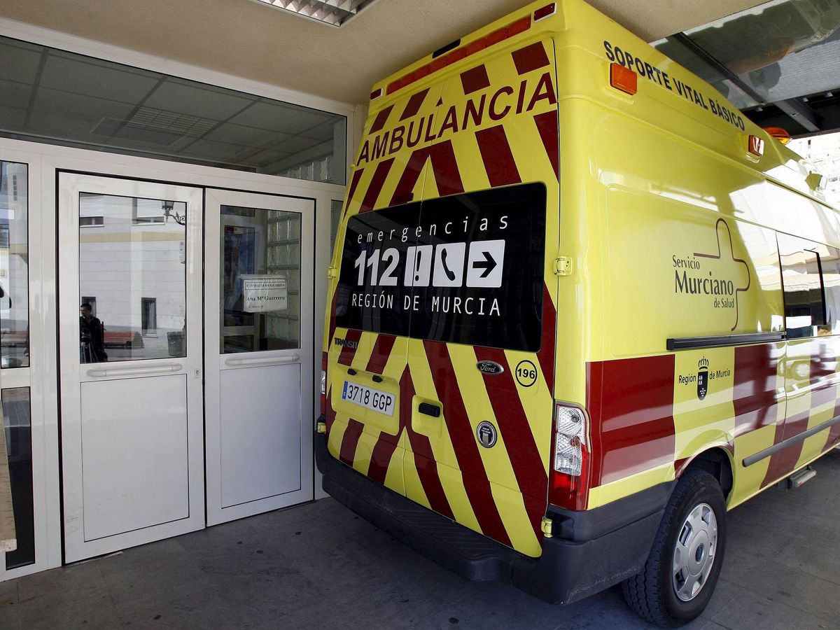Foto: Una ambulancia en Murcia. (EFE/Archivo/Juan Francisco Moreno)