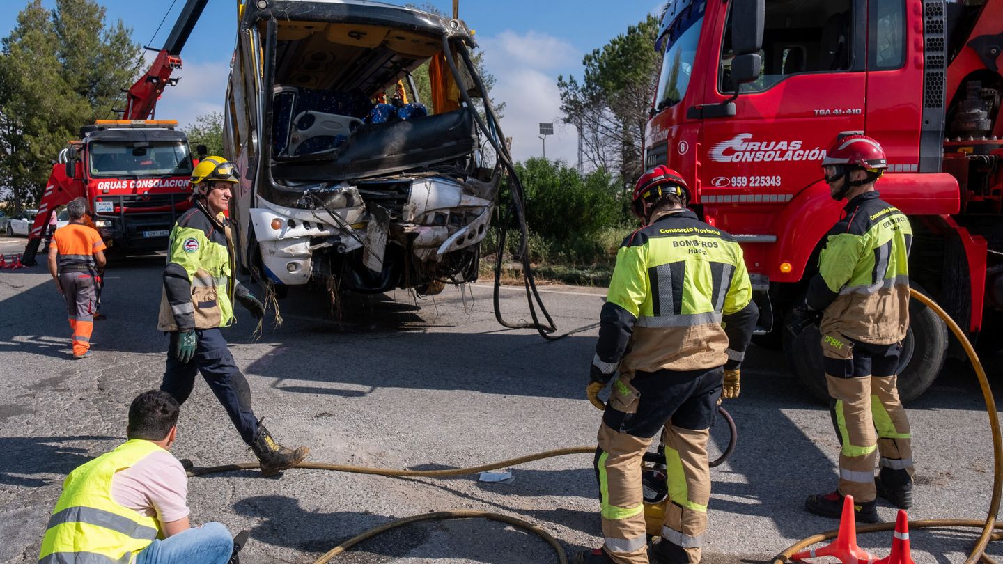 Imagen del autobús tras el accidente. (EFE/Julián Pérez)
