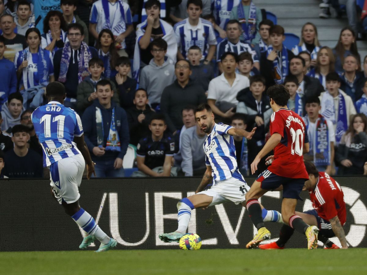 Foto: Brais, en el golpeo del 1-0 ante Osasuna. (EFE/Javier Etxezarreta)