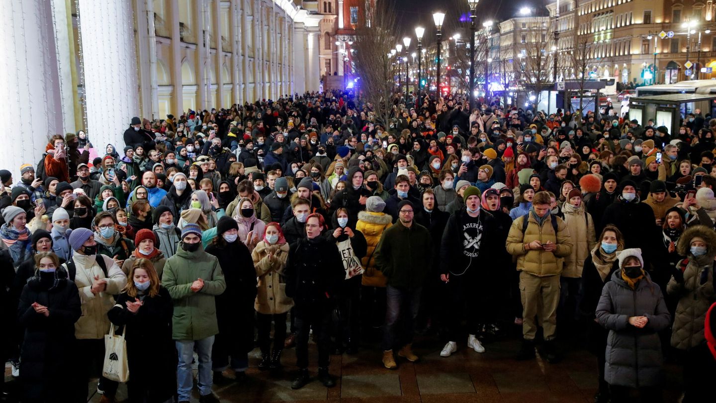 La protesta en San Petersburgo del 24 de febrero. (Reuters/Anton Vaganov)