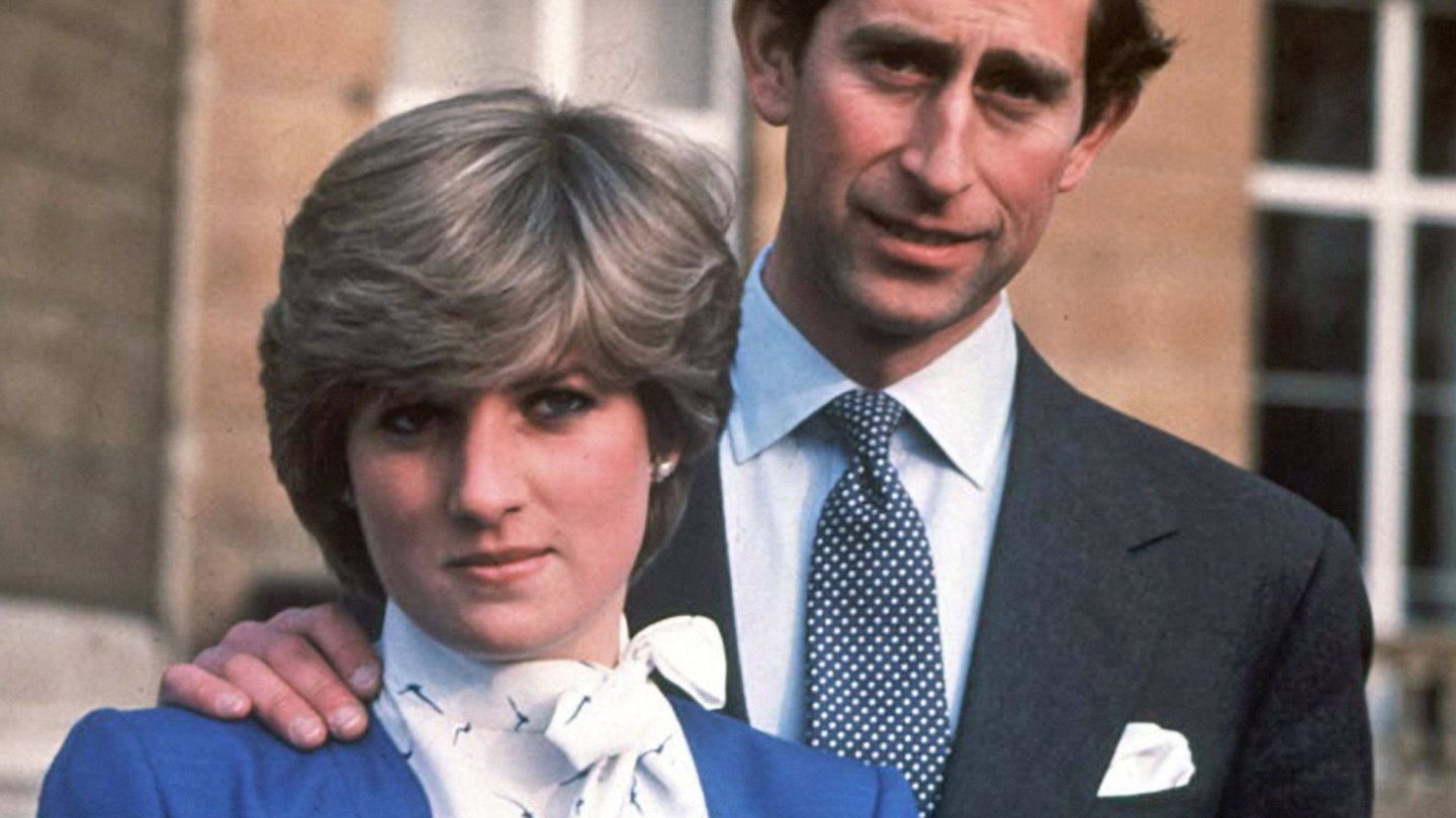 El príncipe Carlos y Diana de Gales el día del anuncio de su compromiso. (EFE)