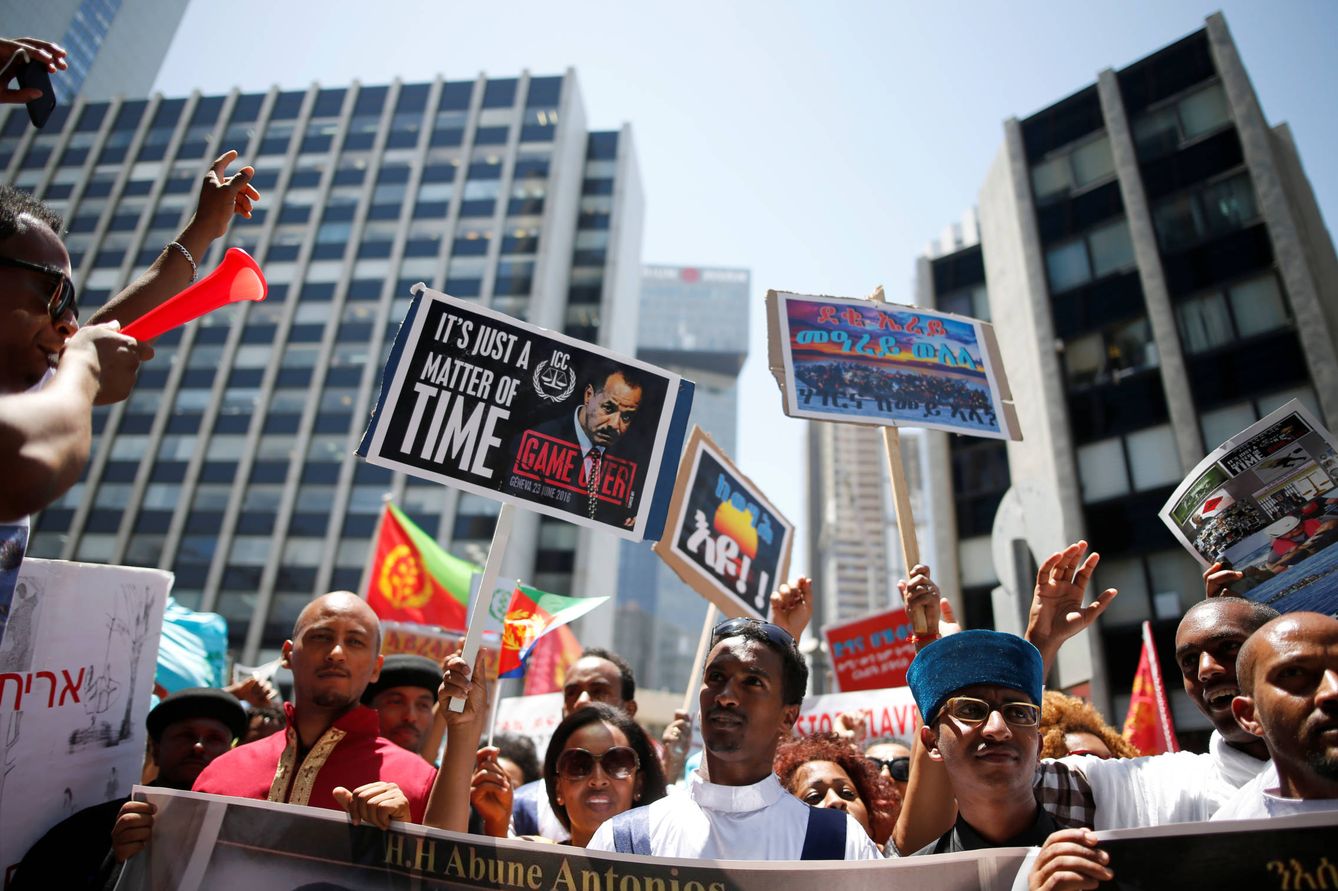 Refugiados eritreos protestan tras la publicación del informe de la ONU, en Ramat Gan, Israel (Reuters). 