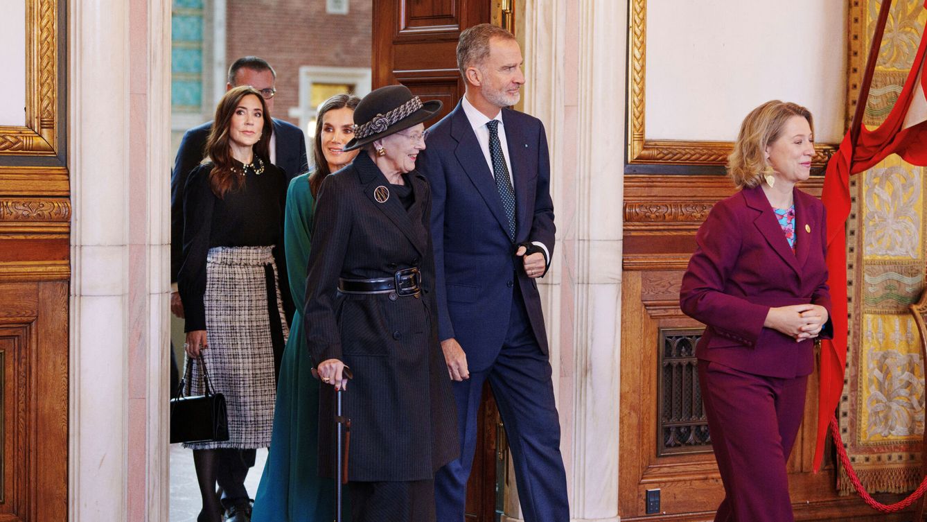 Los Reyes acompañados por Margarita II en el Ayuntamiento de Copenhague. (Reuters)