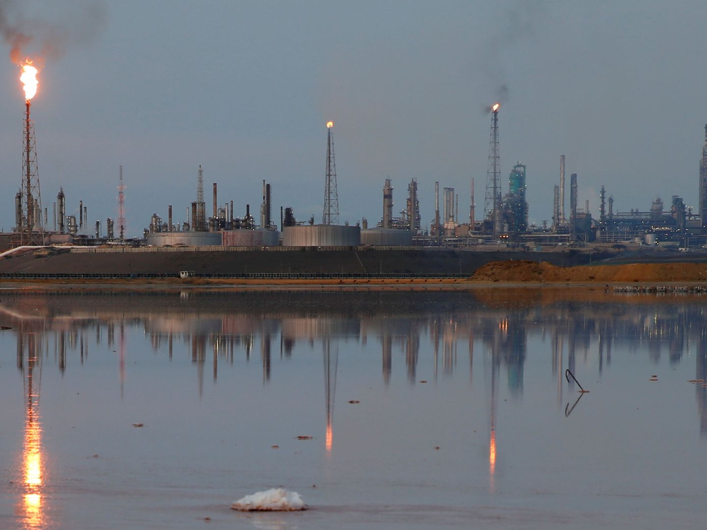 Una refinería de Petróleos de Venezuela. (Reuters)