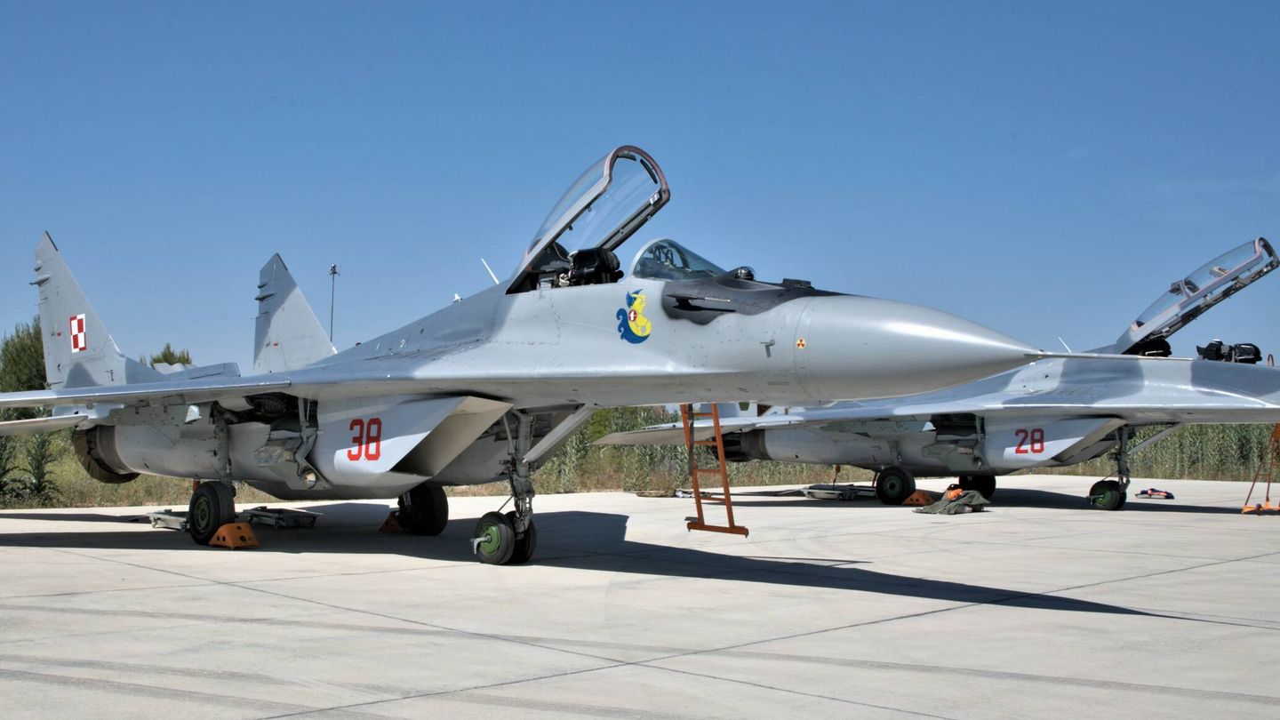 Aviones MiG-29 polacos: en el centro, un monoplaza, y a la derecha, un biplaza. (Juanjo Fernández)