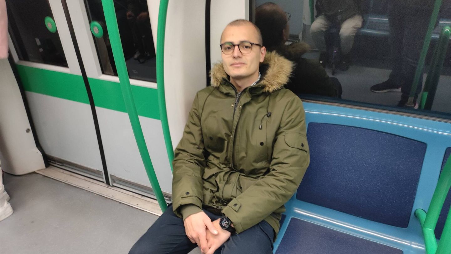 Juan en su trayecto habitual de metro sin mascarilla. (L. V.)