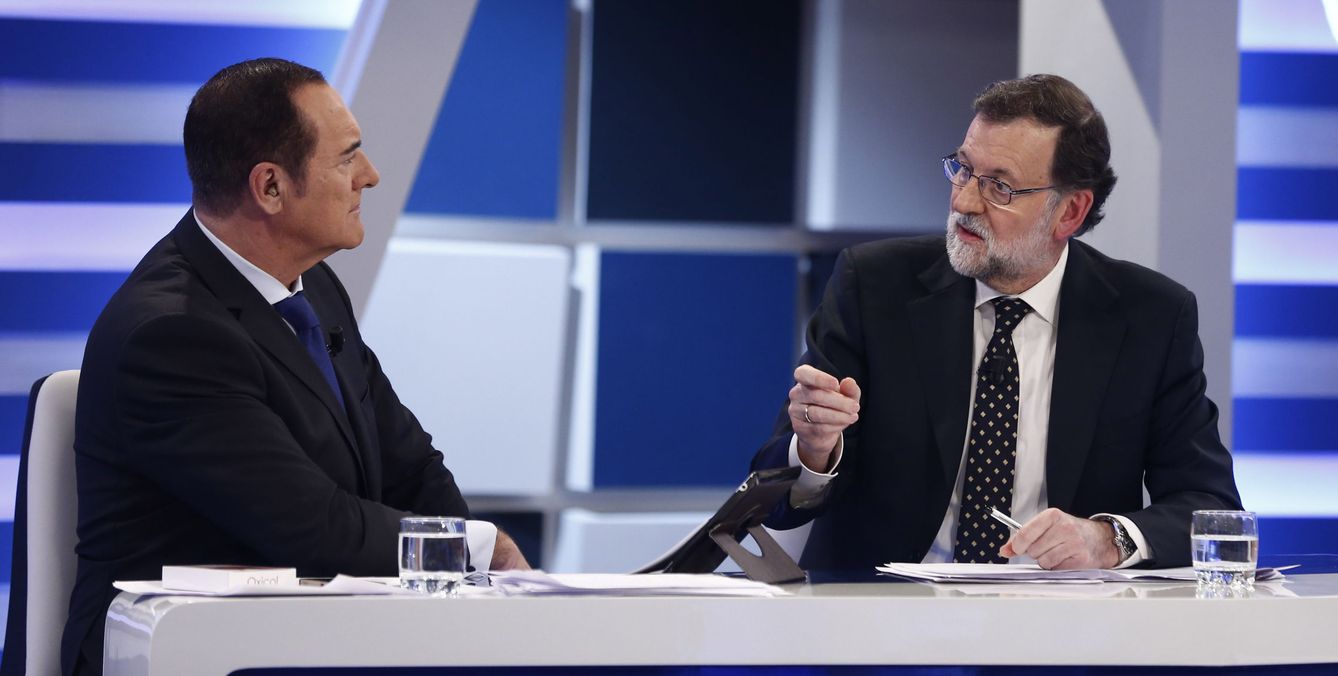 Antonio Jiménez y Mariano Rajoy, en un programa de 'El cascabel' de 13TV. (EFE)