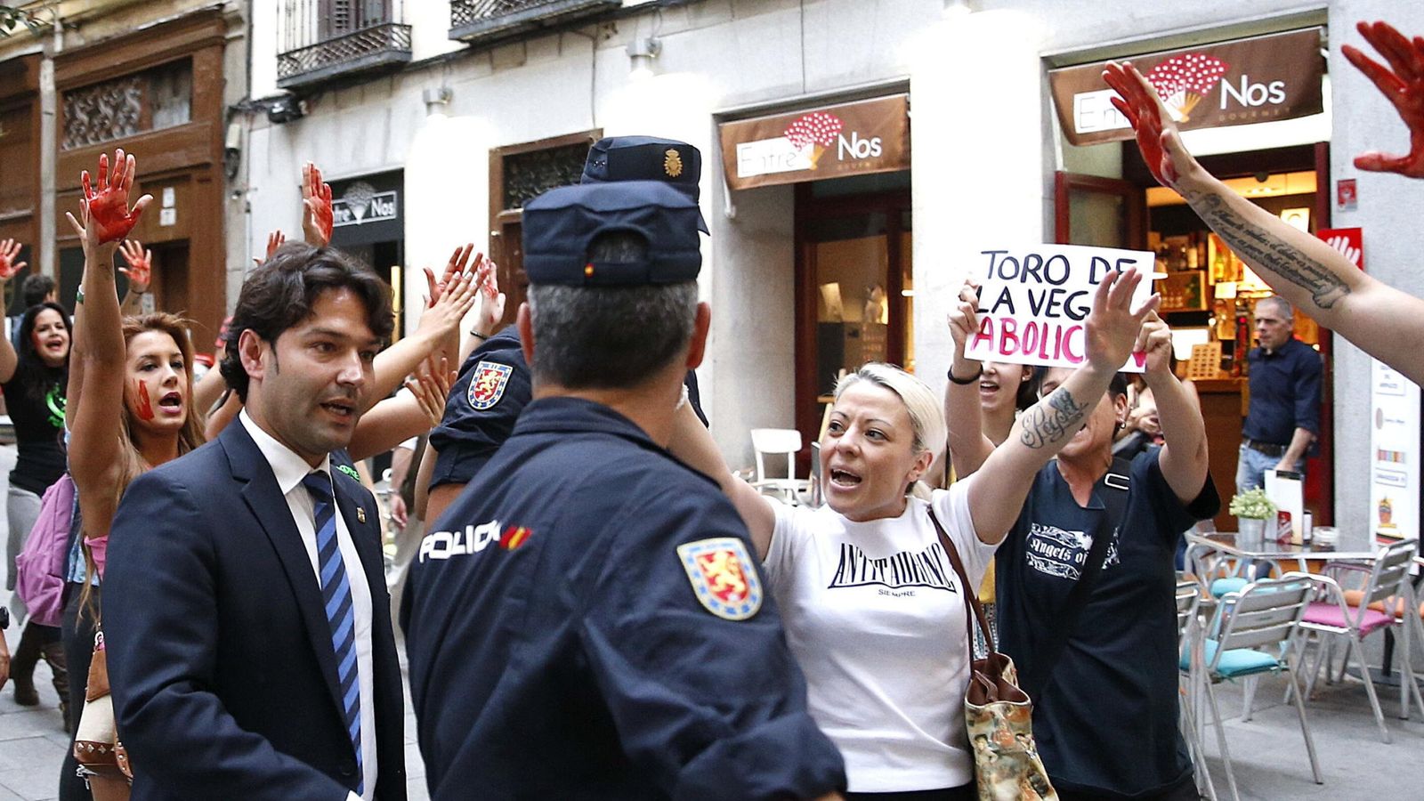Foto: Jose Antonio Gonzalez, alcalde de Tordesillas es increpado por personas antitaurinas hace unos días. (EFE)