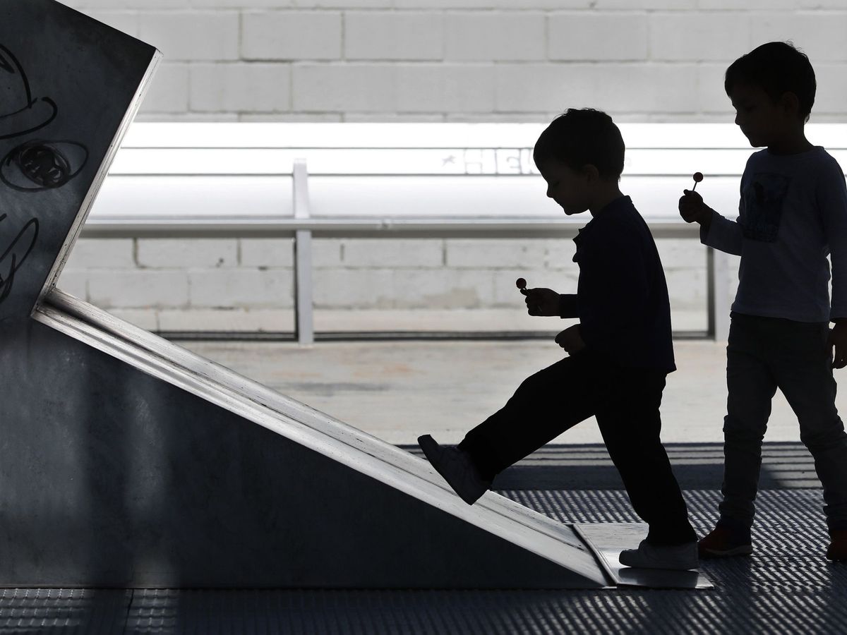 Foto: Dos niños juegan en Barcelona, este martes, durante el tercer día de salidas permitidas. (EFE)