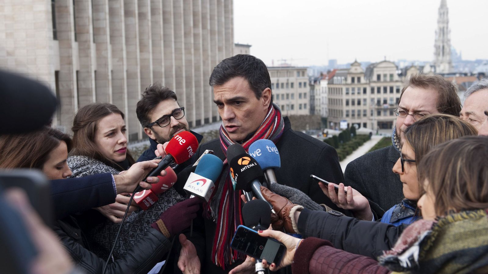 Foto: Pedro Sánchez, en declaraciones a los medios en Bruselas, este 18 de febrero. (EFE)