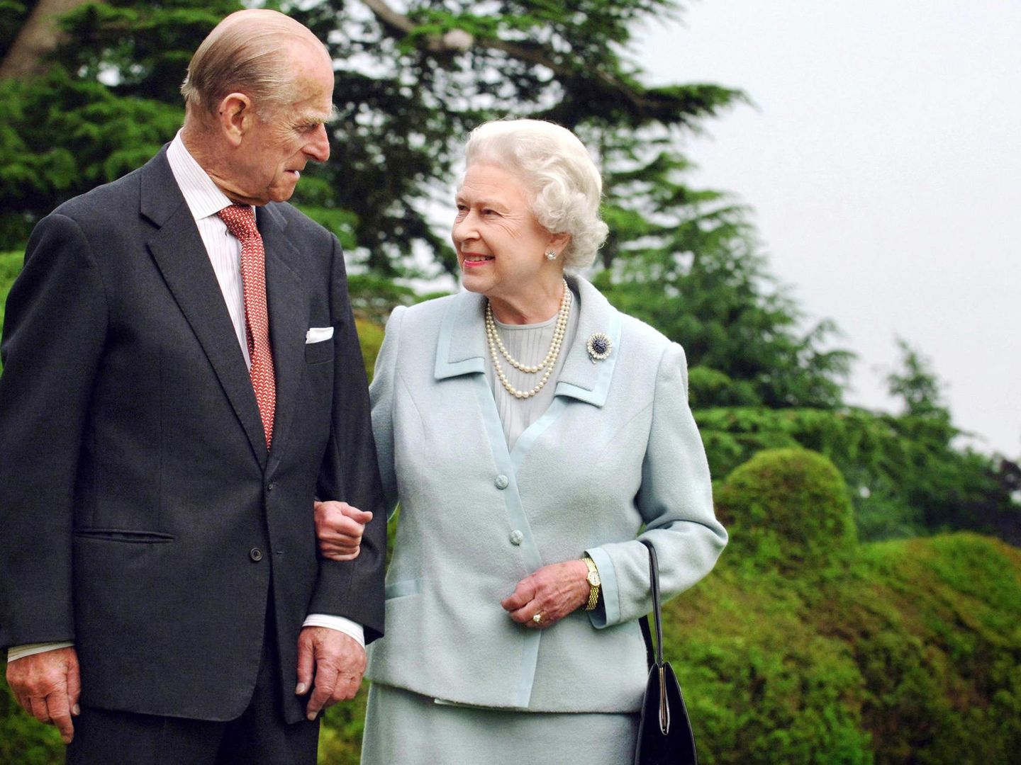 El duque de Edimburgo y la reina Isabel II. (Reuters)
