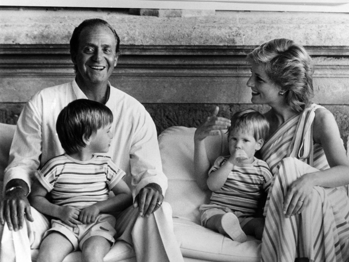 Foto: Don Juan Carlos y Lady Di, con los hijos de la princesa. (Cordon)