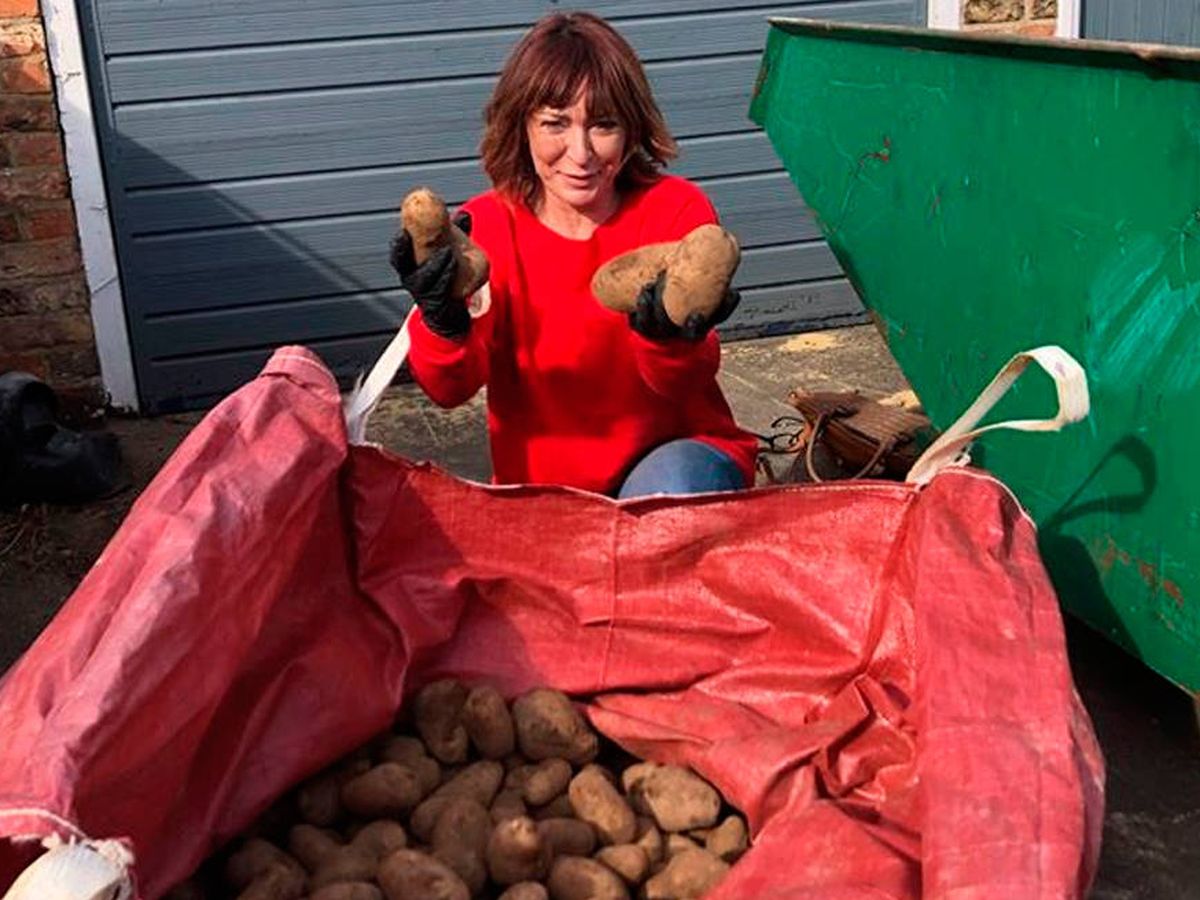 Foto: Susan Herdman, de 51 años, con algunas de las patatas que ha regalado a sus vecinos (Foto: Facebook) 