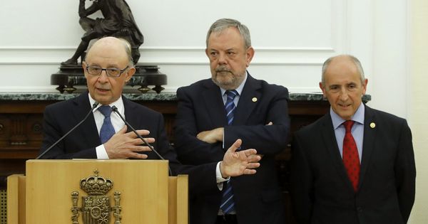 Foto: El ministro de Hacienda, Cristóbal Montoro (i), el consejero de Hacienda y Economía vasco, Pedro Azpiazu, y el portavoz del Gobierno vasco, Josu Erkoreka (d)