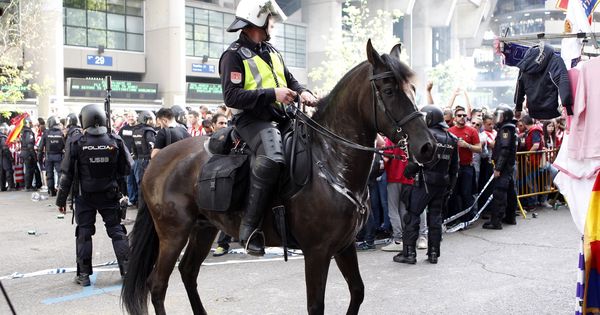 Foto: Un grupo de policías vigila el exterior del Santiago Bernabéu. (EFE)
