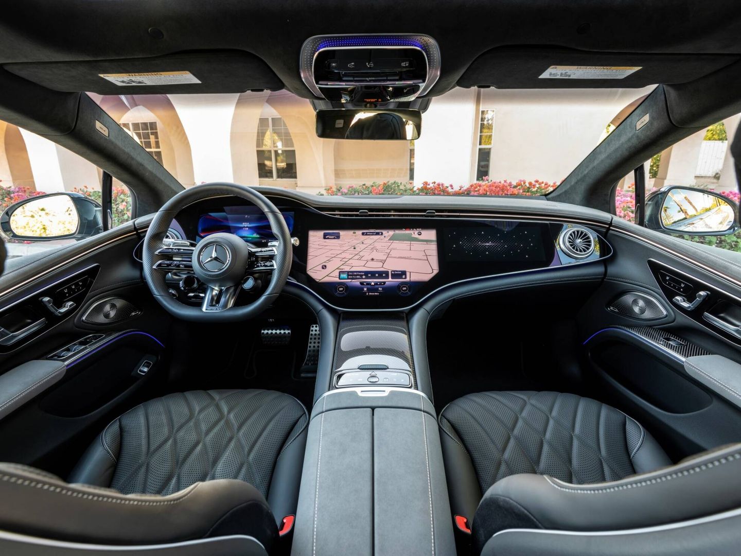 El interior tiene personalización AMG en volante, pedales, tapizados, alfombras... Y los asientos son específicos.