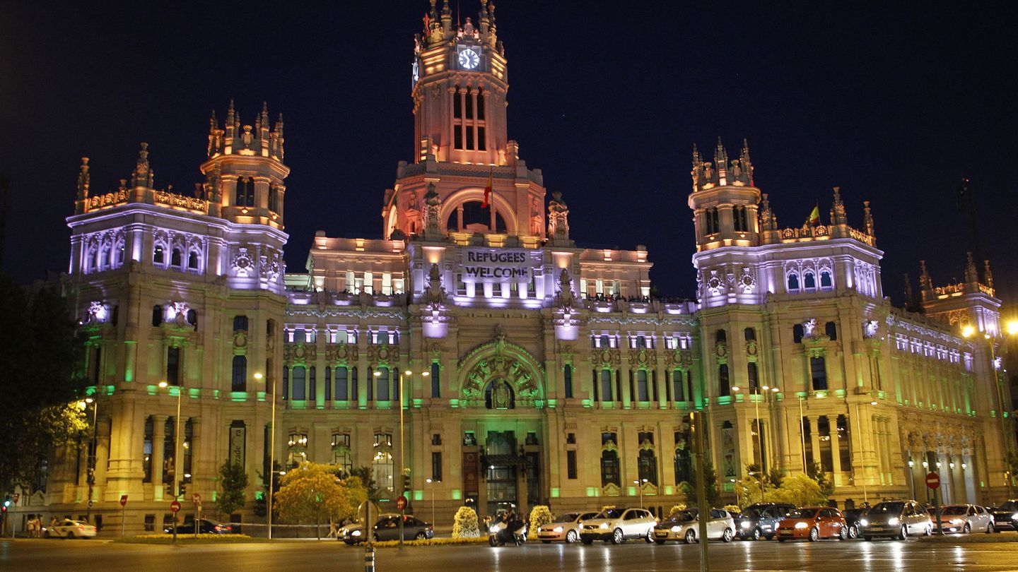 Iluminación del Ayuntamiento de Madrid con motivo de unos premios cinematográficos. (EFE)
