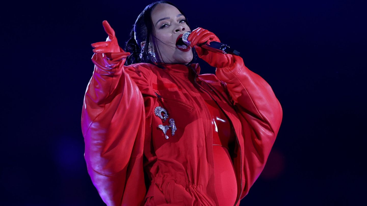 La cantante Rihanna actúa durante el descanso de la Super Bowl. (EFE/Caroline Brehman)