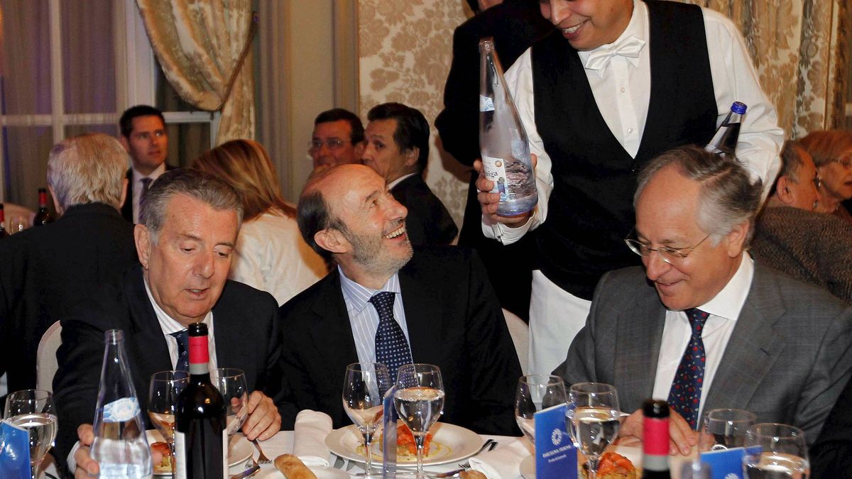 Rubalcaba cena con Godó y la élite de la empresa catalana que pide una “tercera vía”