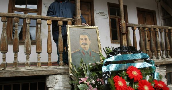 Foto: Un hombre en la casa donde nació Josef Stalin. (Reuters)
