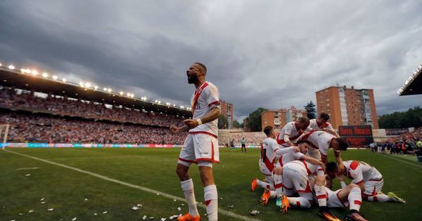 Foto: Bebé celebra un gol en Vallecas (EFE)