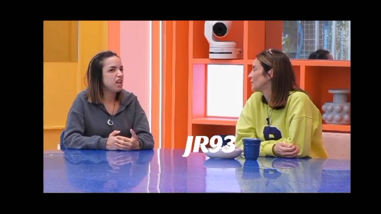 Imagen de Lucía y Elena, hablando en 'GH Dúo 2'. (Mediaset)