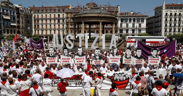 Foto: Acto en apoyo a los condenados por la agresión de Alsasua durante los pasados Sanfermines de Pamplona. (EFE)