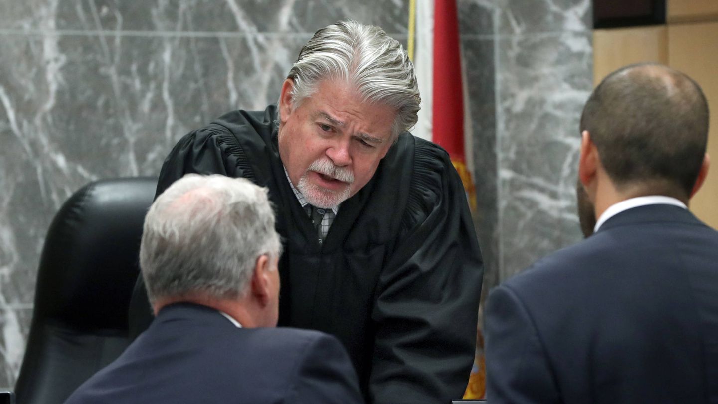 El juez Dennis Bailey durante el juicio. (La Claqueta)