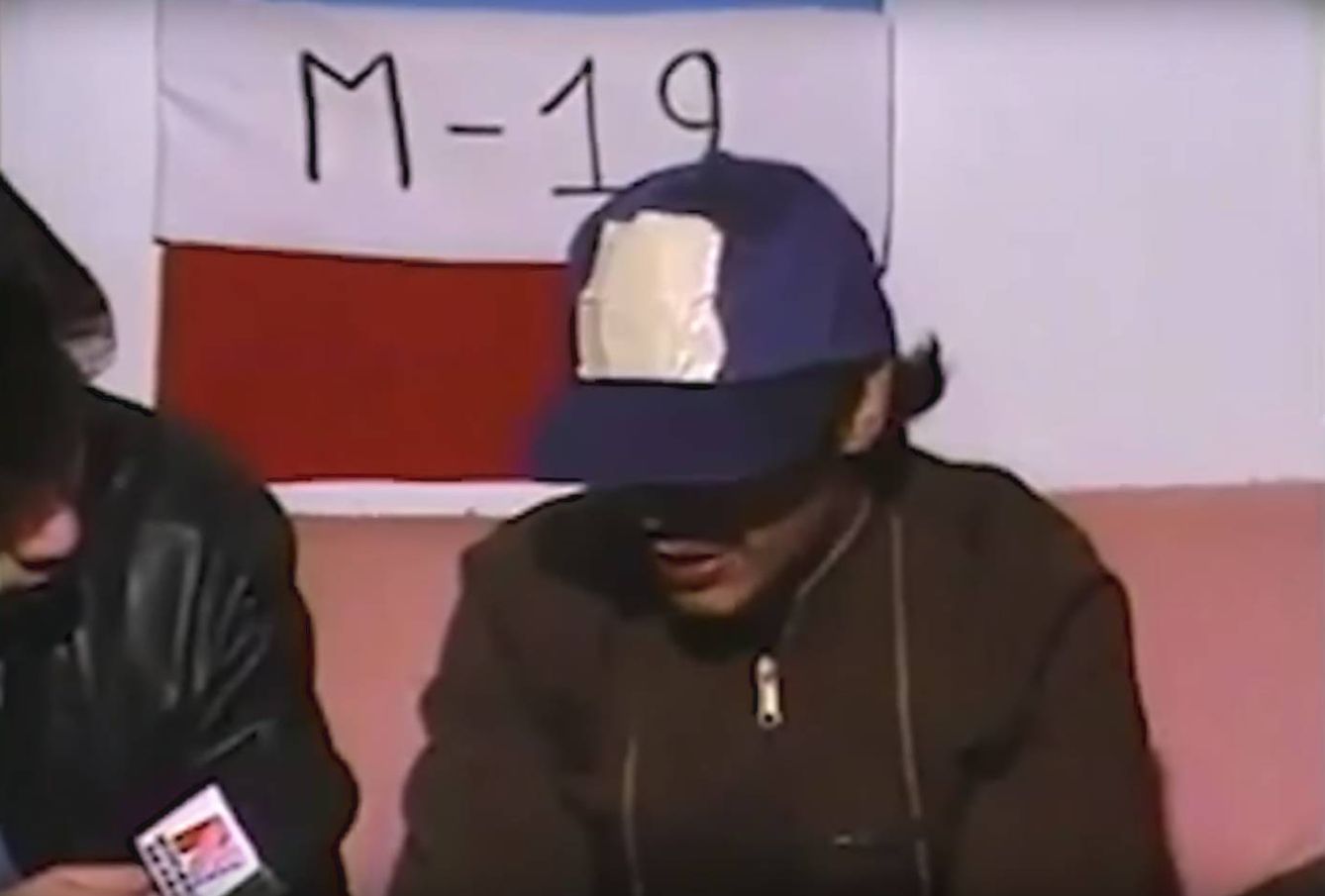 Gustavo Petro entrevistado en su juventud, cuando era miembro de la guerrilla del M-19